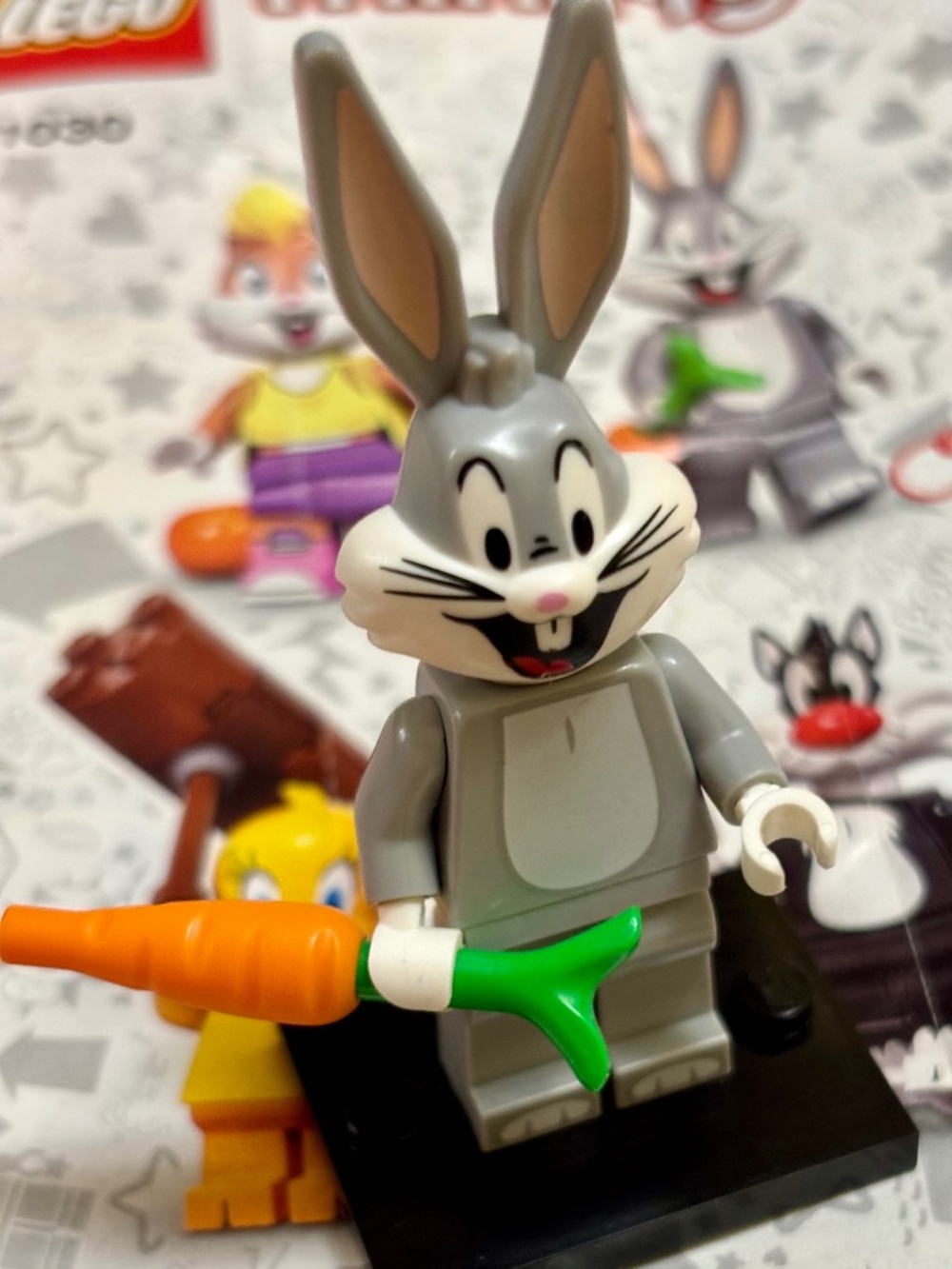 LEGO LOONEY TUNES "Bugs Bunny" collt-2 with stand, pamphlet & accessories.